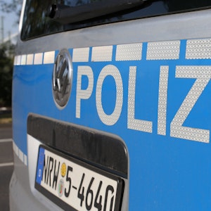Symbolbild eines NRW-Polizeiautos von hinten.