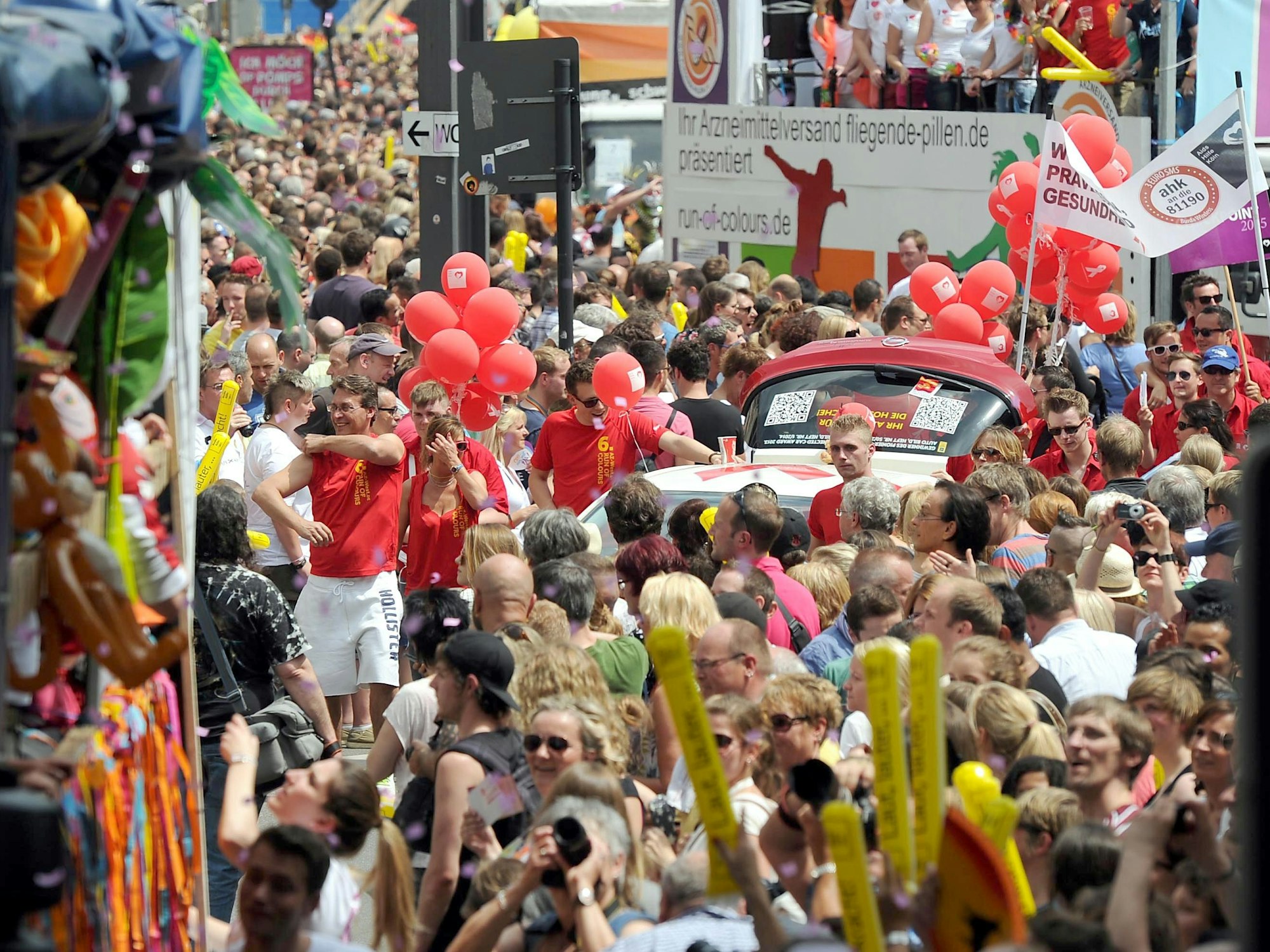 Tausende Zuschauerinnen und Zuschauer verfolgen am 06.07.2014 die Christopher-Street-Day-Parade in Köln.