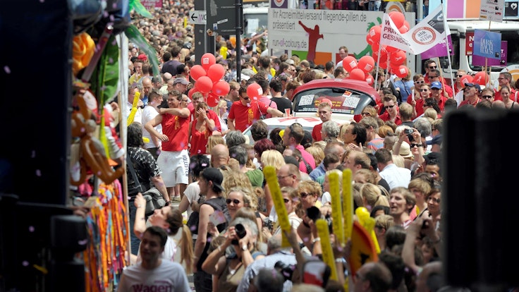 Tausende Zuschauerinnen und Zuschauer verfolgen am 06.07.2014 die Christopher-Street-Day-Parade in Köln.