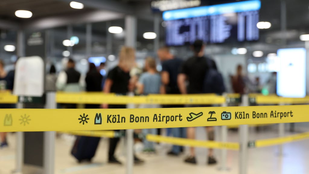 26.06.2022
Köln:
erstes Sommerferienwochenende am Köln/Bonner Flughafen
Sicherheitskontrolle
Foto: Martina Goyert

