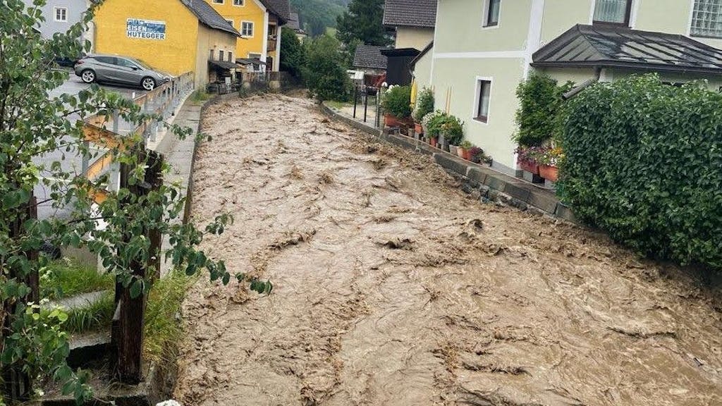 Der heftige Starkregen hat in Regionen in Österreich zu Hochwasser und Schlammlawinen geführt.