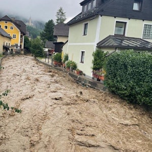 Der heftige Starkregen hat in Regionen in Österreich zu Hochwasser und Schlammlawinen geführt.
