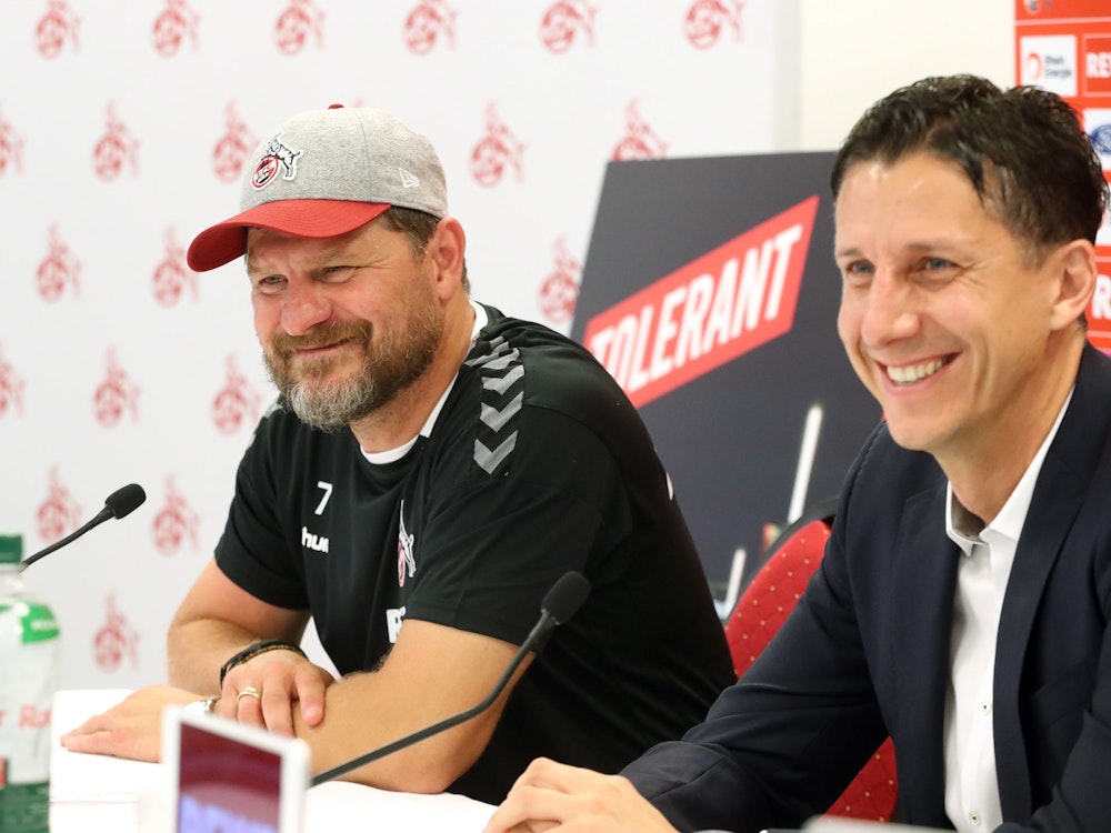 Steffen Baumgart und Christian Keller verkünden die Vertragsverlängerung des FC-Trainers.