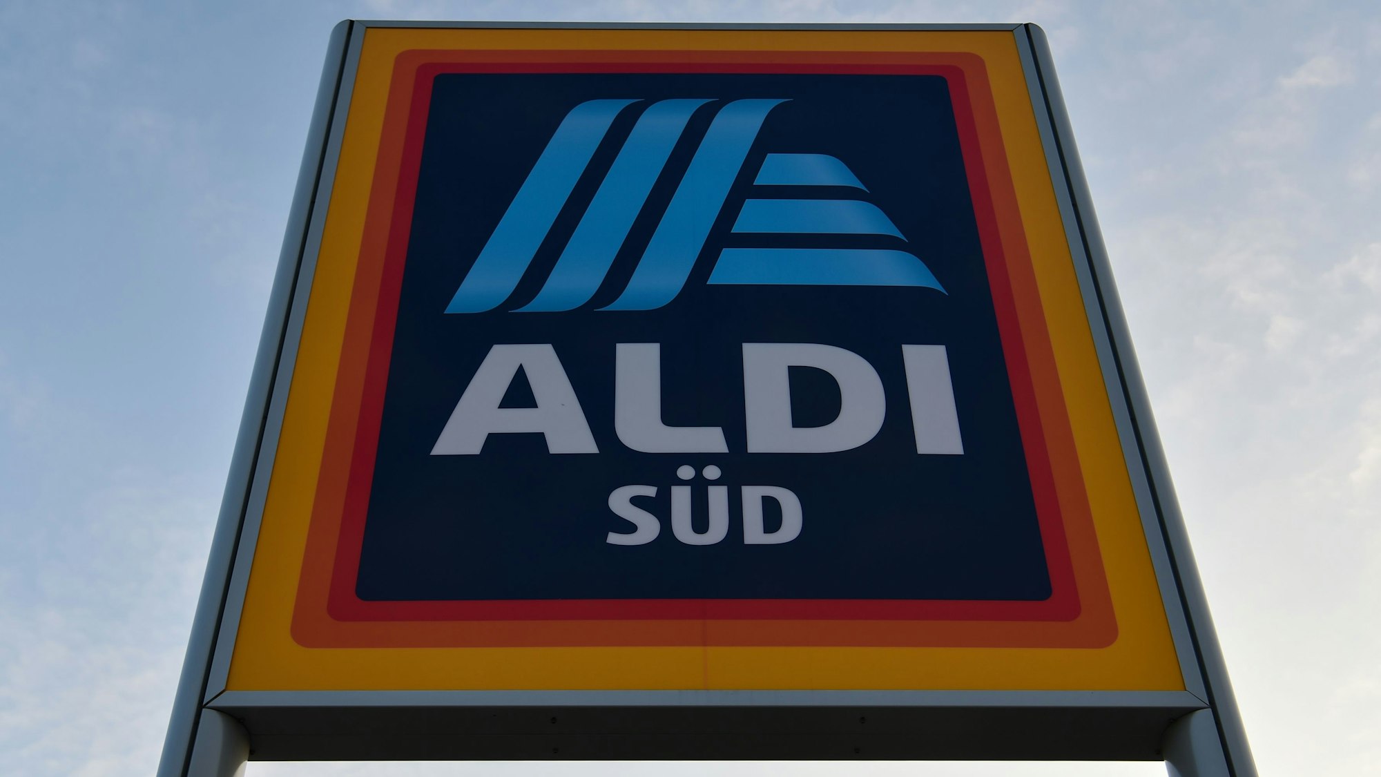EinSchild mit dem neuen Logo des DiscountersAldi steht im November 2017 inSchwetzingen(Baden-Württemberg) vor einer Filiale.