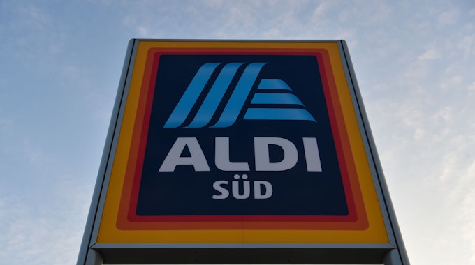 Ein Schild mit dem neuen Logo des Discounters Aldi steht im November 2017 in Schwetzingen (Baden-Württemberg) vor einer Filiale.
