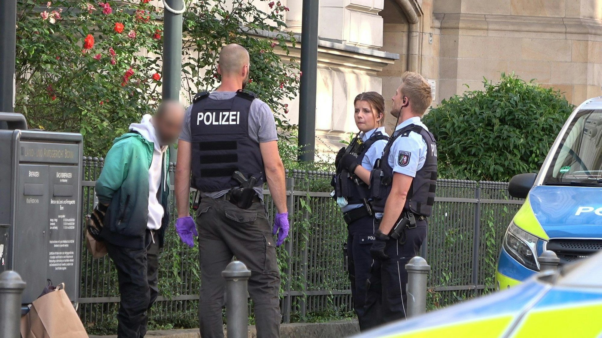 Polizisten nehmen einen Mann in Bonn fest.