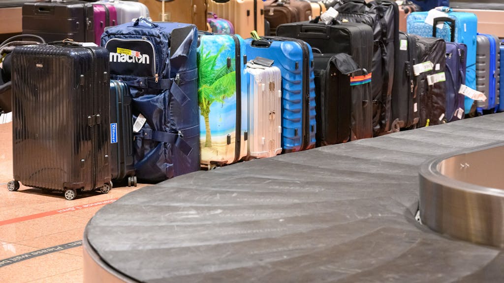 Etliche Koffer stehen neben einem Gepäckband am Hamburger Flughafen.