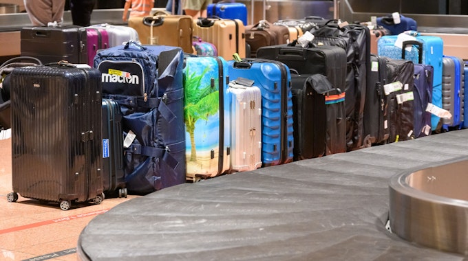 Etliche Koffer stehen neben einem Gepäckband am Hamburger Flughafen.