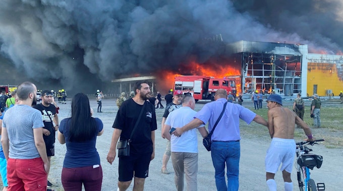 Das Einkaufszentrum in Krementschuk in Flammen.