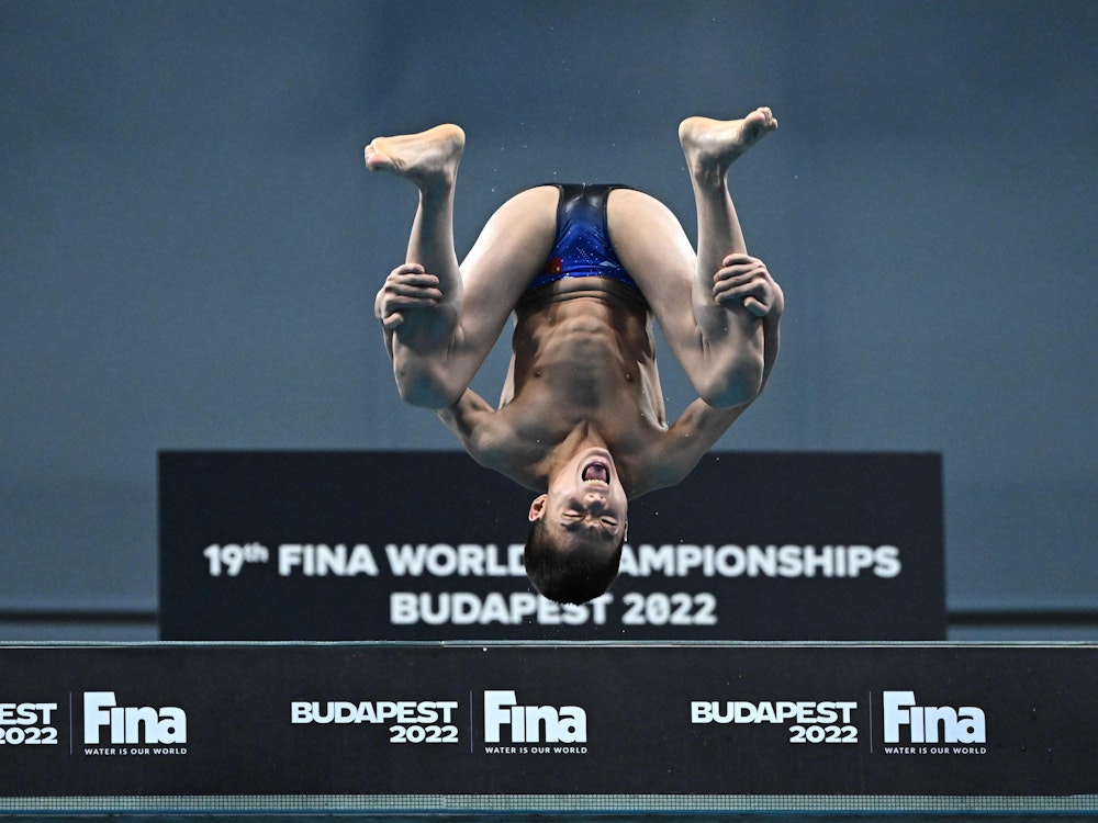 Der chinesische Wasserspringer Bai Yuming beim Finale des Synchronspringens vom Drei-Meter-Brett in Budapest, Ungarn.