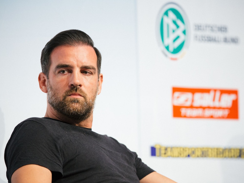 Christoph Metzelder sitzt auf dem Podium des Internationalen Trainer-Kongresses vom Bund Deutscher Fussball-Lehrer 2018 in Dresden.