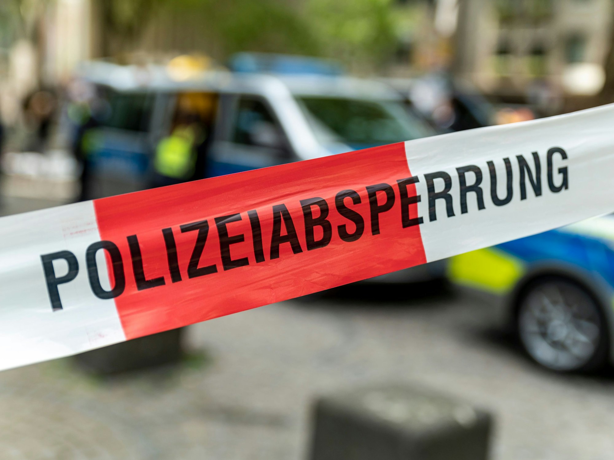 Ein mit Flatterband der Polizei NRW abgesperrter Bereich in der Kölner Innenstadt.