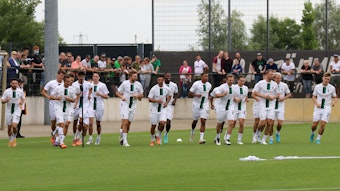 Das Team von Borussia Mönchengladbach joggt beim Trainingsauftakt auf dem Fohlenplatz am 26. Juni 2022 über den Rasen.