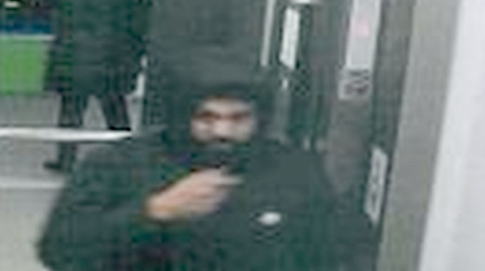 Fahndungsfoto der Polizei: Mann geht in einen Aufzug.