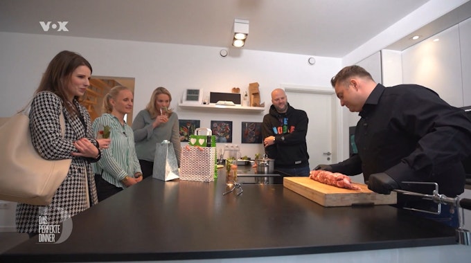 „Das perfekte Dinner“: Vor den Augen der Gäste spießt Jürgen den Rollbraten auf, von links: Sarah, Natalie, Marc und Jürgen.