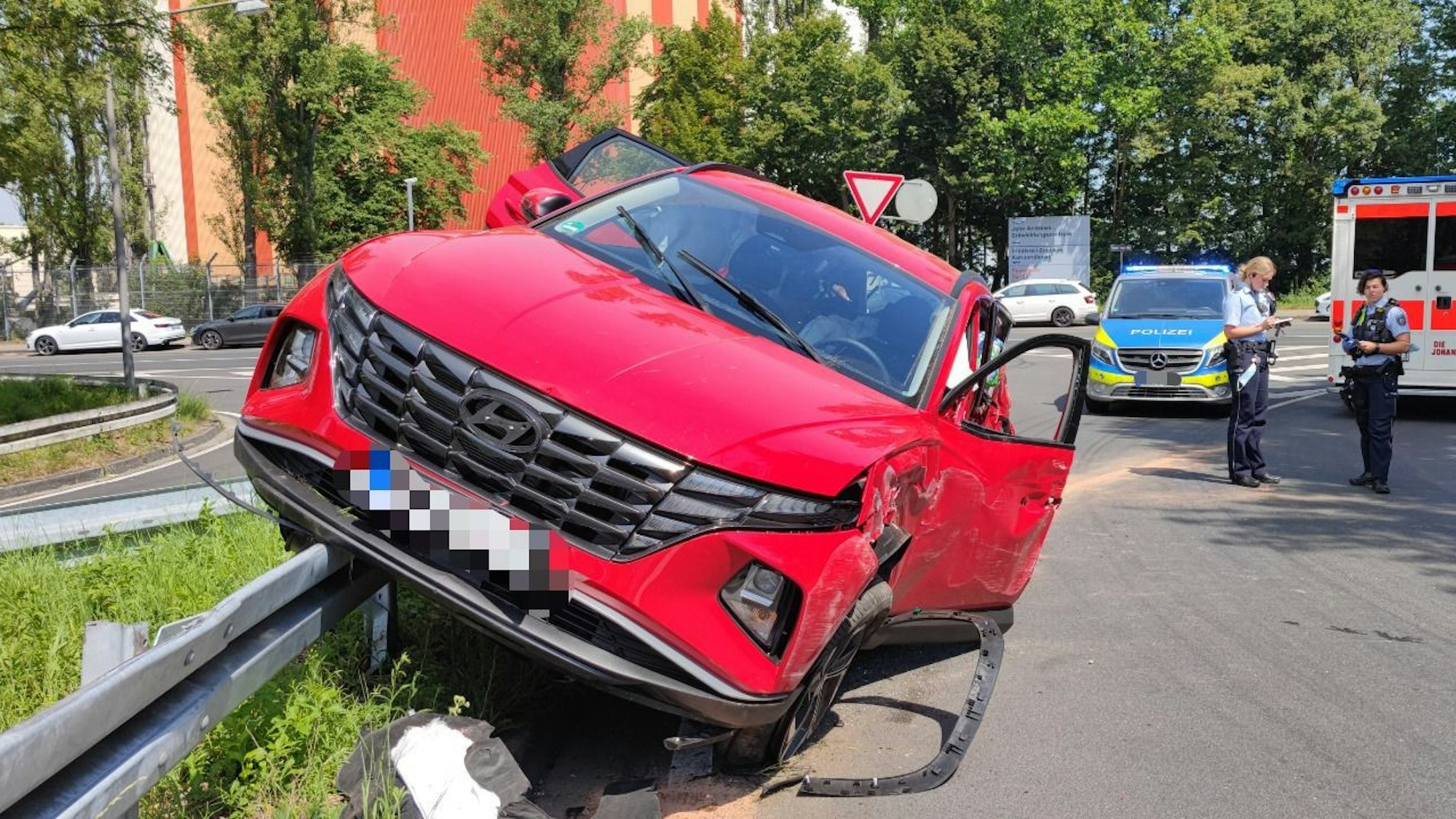 Ein Hyundai landet in Köln auf der Leitplanke, eine Person verletzt sich bei dem Unfall.