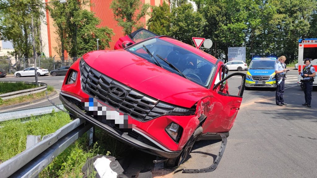 Ein Hyundai landet in Köln auf der Leitplanke, eine Person verletzt sich bei dem Unfall.