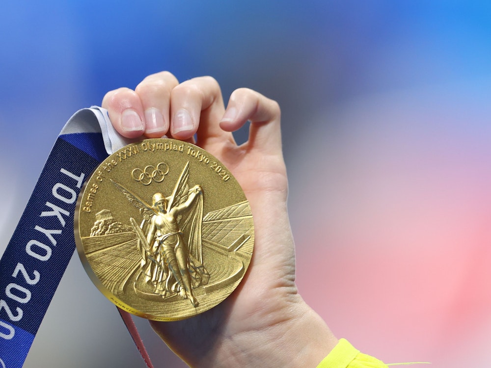 Eine Goldmedaille von Olympia in Tokio als Nahaufnahme.