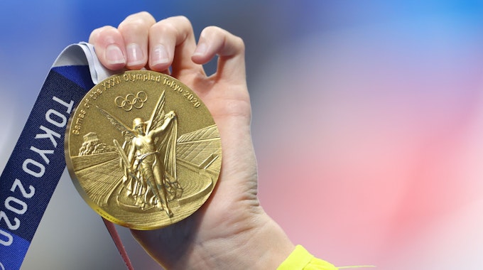 Eine Goldmedaille von Olympia in Tokio als Nahaufnahme.