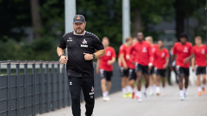 Steffen Baumgart auf dem Weg zum Training des 1. FC Köln.