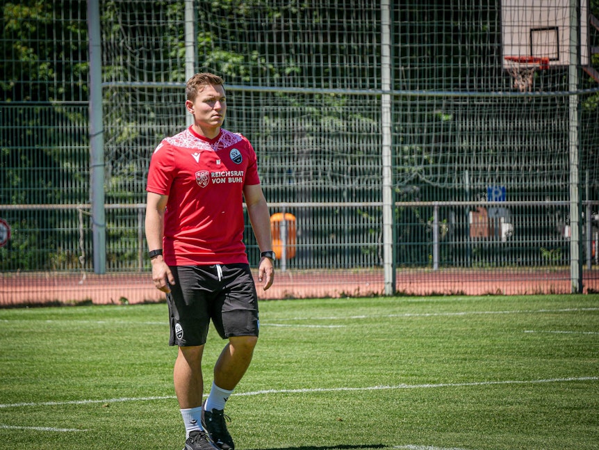 Marcus Fritz, Co-Trainer beim SV Sandhausen, steht in Vereinsklamotten auf dem Trainingsplatz.