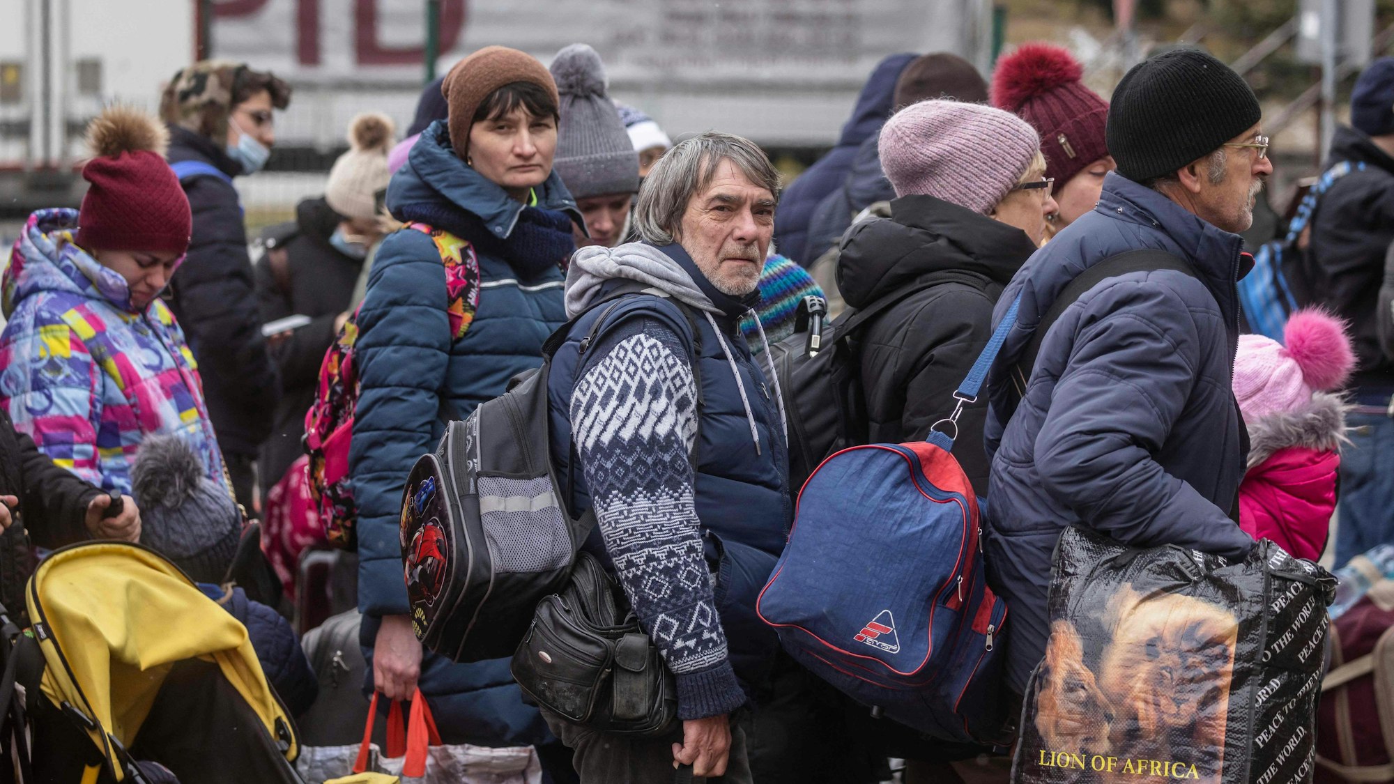Ukrainische Geflüchtete stehen Anfang März an der Grenze zu Polen in Korczowa.AFP