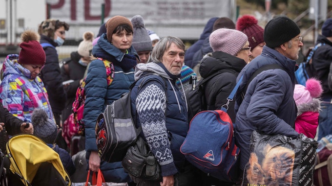 Ukrainische Geflüchtete stehen Anfang März an der Grenze zu Polen in Korczowa.<br>AFP