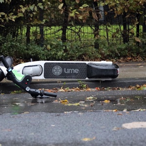 Das Foto vom 21. Oktober 2021 zeigt einen umgefallenen E-Scooter auf der Straße liegen.