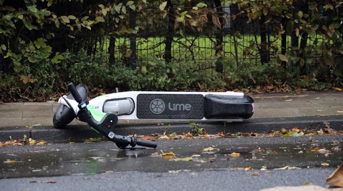 Das Foto vom 21. Oktober 2021 zeigt einen umgefallenen E-Scooter auf der Straße liegen.&nbsp;