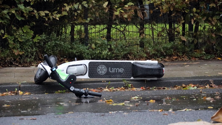 Das Foto vom 21. Oktober 2021 zeigt einen umgefallenen E-Scooter auf der Straße liegen.