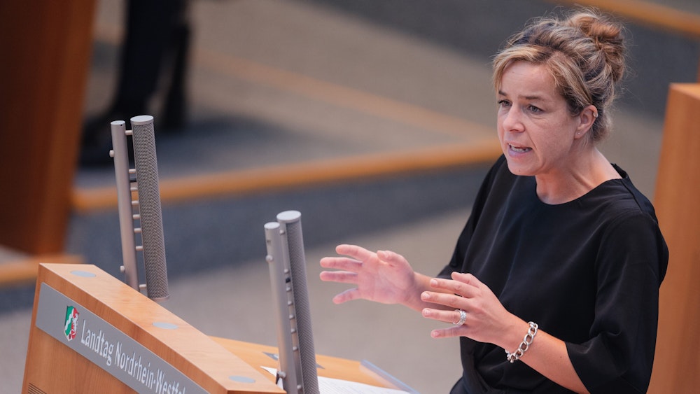 Mona Neubaur (Bündnis 90/Die Grünen), Ministerin für Wirtschaft, Industrie, Klimaschutz und Energie, spricht am 30. Juni im Landtag von Nordrhein-Westfalen. Sie hat beunruhigende Nachrichten im Gepäck.