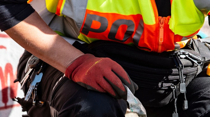 Eine Polizeibeamtin hält im Görlitzer Park in Berlin am 6. September 2019 ein Tütchen mit Drogen in der Hand.
