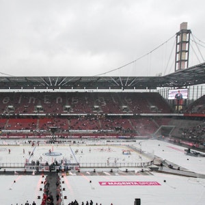 Das Rhein-Energie-Stadion beim Winter Game der Kölner Haie gegen die Düsseldorfer EG im Jahr 2019.