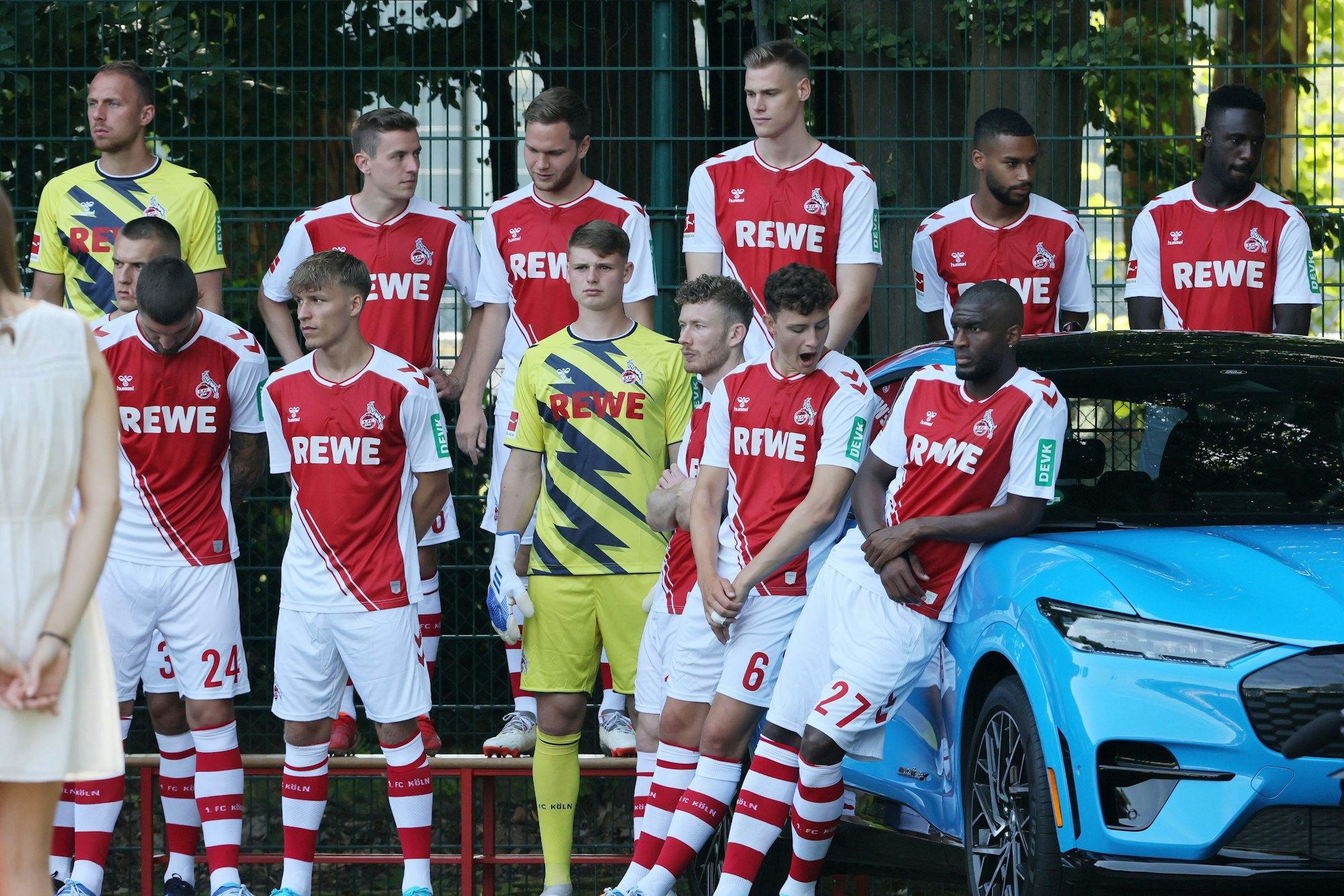 Die Spieler des 1. FC Köln in lockerer Aufstellung vor dem Mannschaftsfoto.