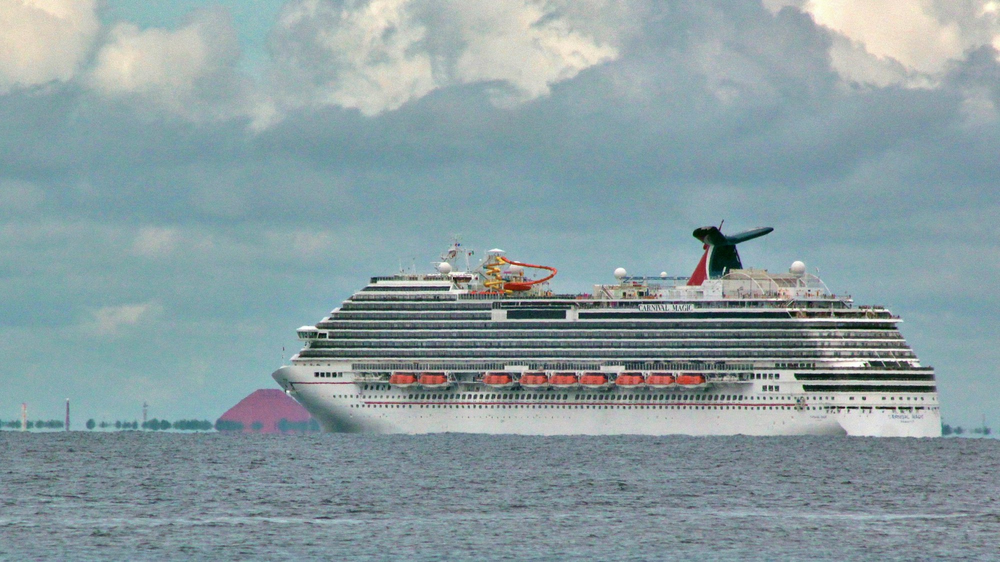 Das Kreuzfahrtschiff Carnival Magic ist im Oktober 2014 in der Karibik zu sehen. Die Aufnahme dient als Symbolfoto.