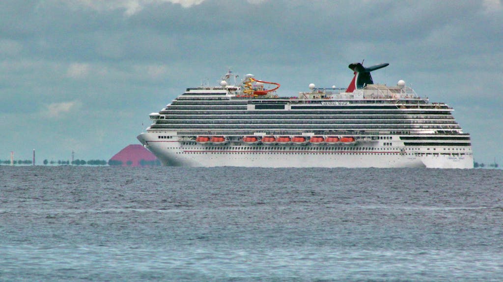 Das Kreuzfahrtschiff Carnival Magic ist im Oktober 2014 in der Karibik zu sehen. Die Aufnahme dient als Symbolfoto.