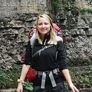 Das Fahndungsfoto der Polizei zeigt Scarlett S. aus Bad Lippspringe (NRW). Im Fall der seit fast zwei Jahren vermissten jungen Schwarzwald-Wanderin gehen die Ermittlerinnen und Ermittler neuen Hinweisen nach.