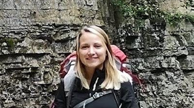Das Fahndungsfoto der Polizei zeigt Scarlett S. aus Bad Lippspringe (NRW). Im Fall der seit fast zwei Jahren vermissten jungen Schwarzwald-Wanderin gehen die Ermittlerinnen und Ermittler&nbsp; neuen Hinweisen nach.&nbsp;