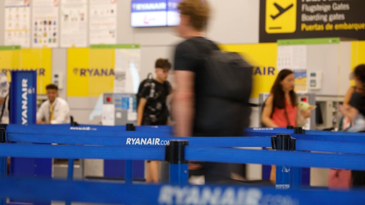 Menschen kommen zu den Abfertigungsschaltern von Ryanair am Flughafen Palma de Mallorca.