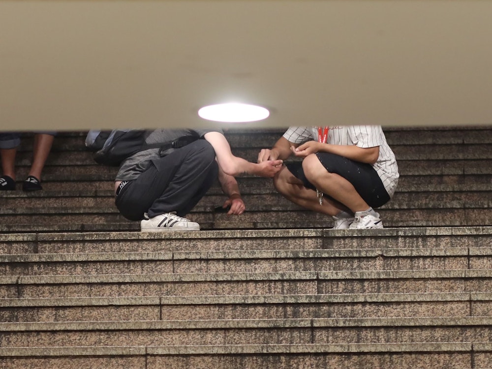 Dealer und Konsumenten treffen sich auf der Treppe der HUGO-Passage am Neumarkt (Foto vom 28. Juni 2022).