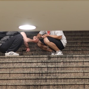 Dealer und Konsumenten treffen sich auf der Treppe der HUGO-Passage am Neumarkt (Foto vom 28. Juni 2022).