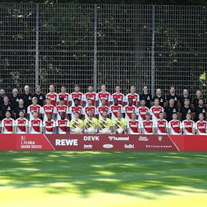 Profis und Staff des 1. FC Köln auf dem gemeinsamen Mannschaftsfoto.
