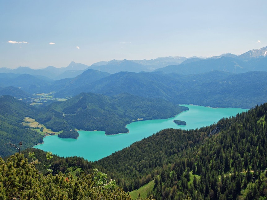 Der Walchensee ist mit seinem türkisgrünen Wasser und weißen Stränden einer der schönsten Seen in Bayern.