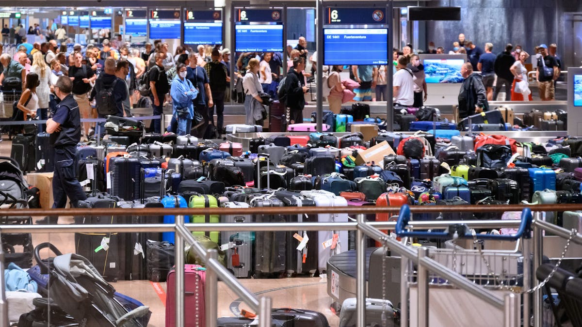 Zahlreiche Koffer lagern im Gepäckausgabe-Bereich im Hamburger Flughafen.