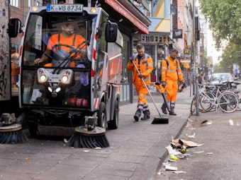 Ein AWB-Trupp beseitigt den Müll auf der Zülpicher Straße.
