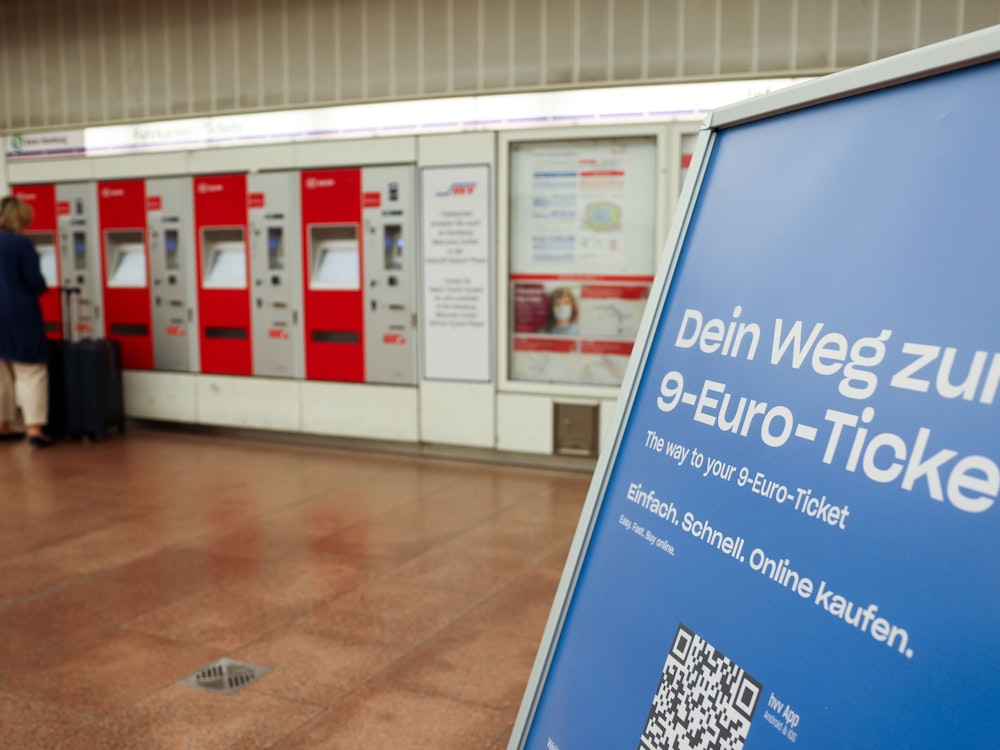 Ein Hinweisschild zum 9-Euro-Ticket ist vor einer Reihe Kartenautomaten der S-Bahn Hamburg in der Station am Flughafen zu sehen.