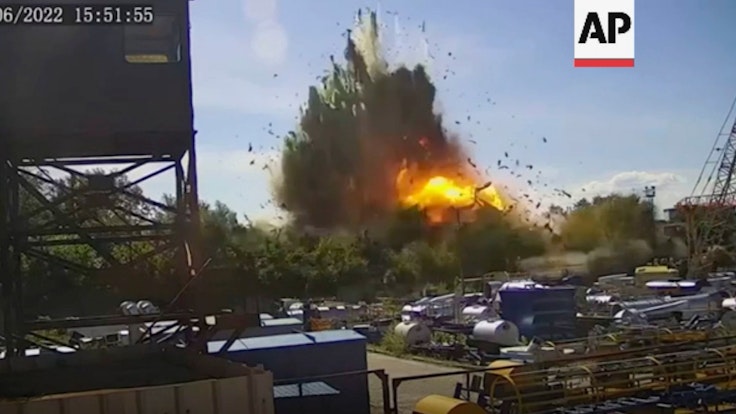 Erneut sind bei einem Raketenangriff in der Ukraine mehrere Menschen ums Leben gekommen. Unser Foto zeigt eine Explosion nach einem Angriff in der ukrainischen Stadt Kremenchuk am 28. Juni 2022.