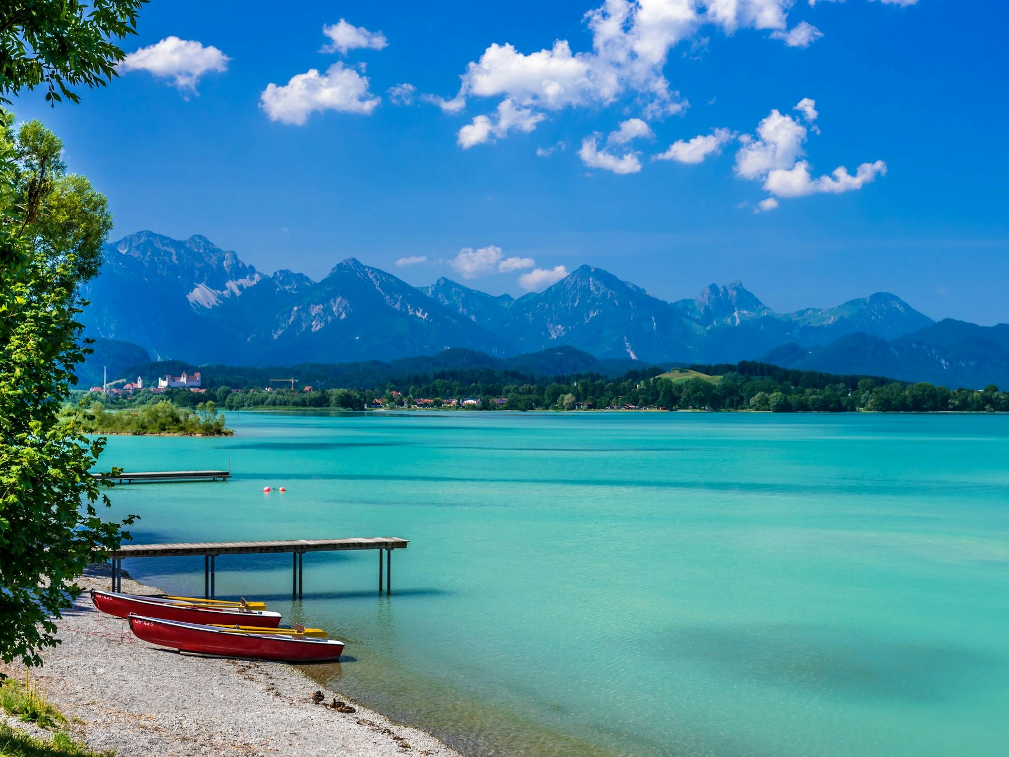 Der Forggensee gehört dank seines türkisgrünen Wassers zu den schönsten Gewässern in Bayern.