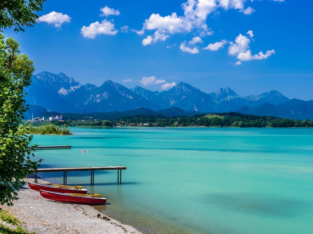 Der Forggensee gehört dank seines türkisgrünen Wassers zu den schönsten Gewässern in Bayern.