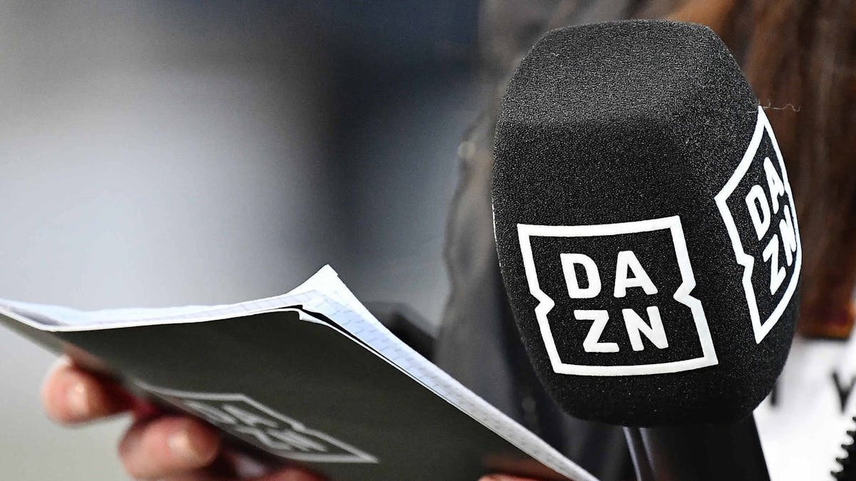 Ein Mikrofon und Moderations-Karten mit dem Logo des Streaming-Anbieters DAZN
